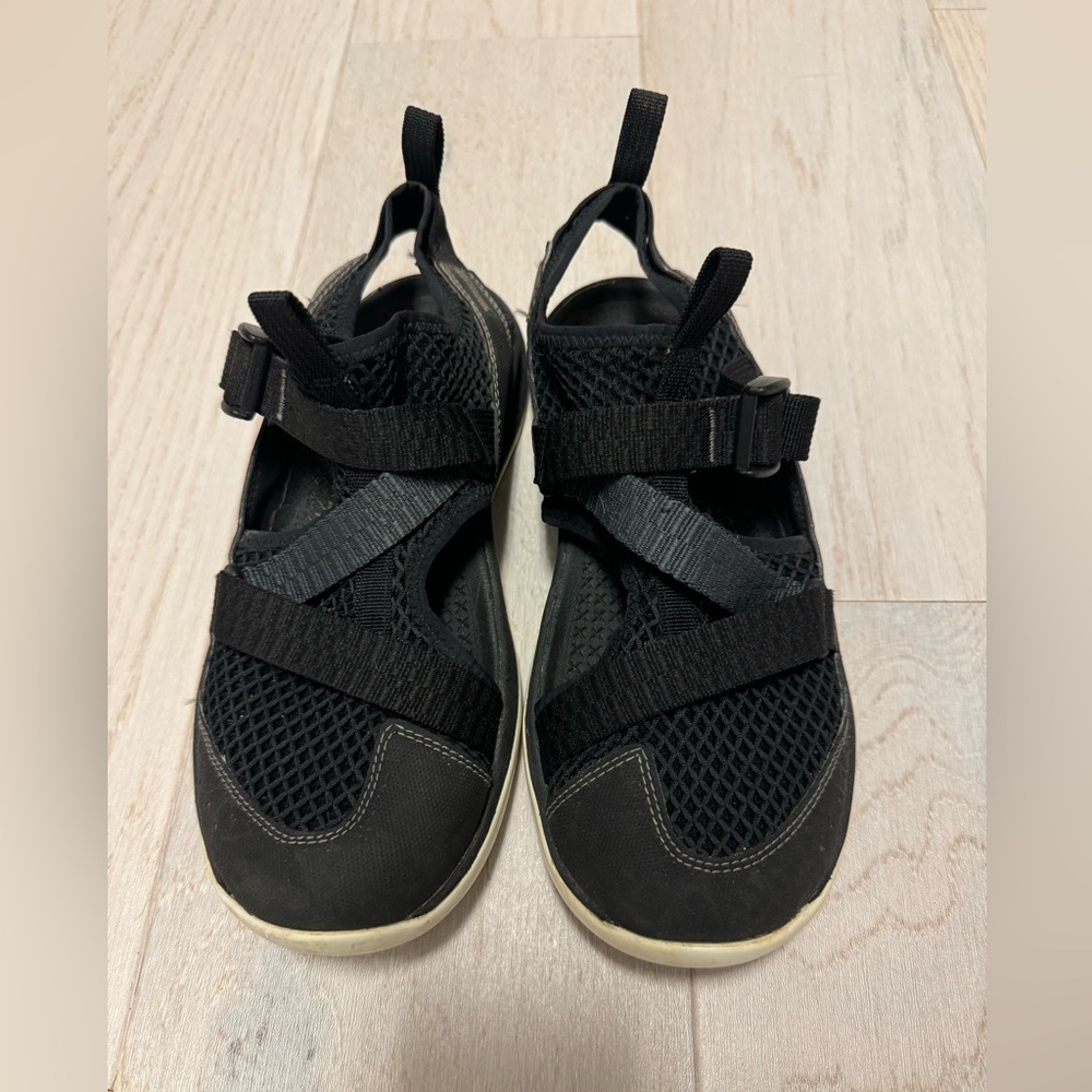Chaco Odyssey Black and White Size 8. Outdoors